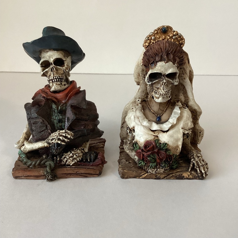 HALLOWEEN SKULL: bride and cowboy table top decor